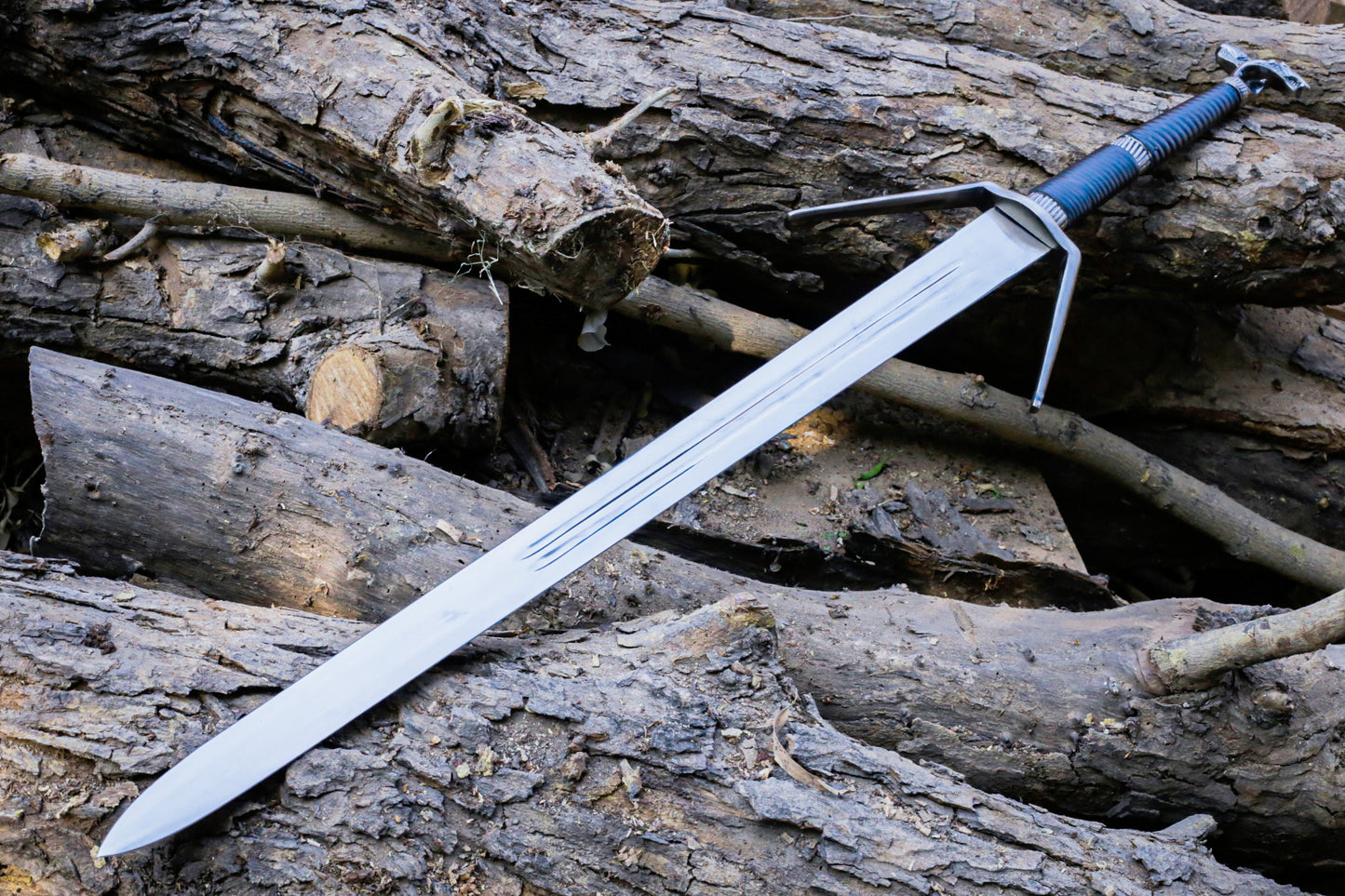 Artisanal White Wolf Steel Replica | 40" Hand-Forged Witcher Inspired Collectible | Dual-Wolf Pommel & Leather Cover